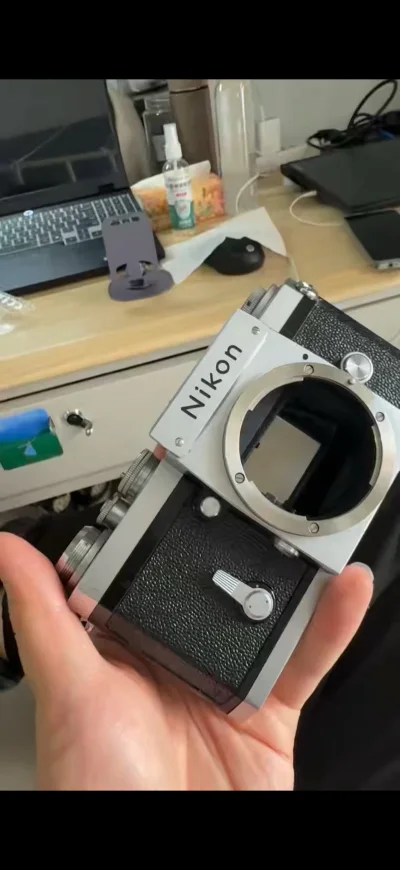 第一次日淘就成功拿下尼康大F，体验满分?！平台选品严格，到手机身无磕碰无霉雾，镜片通透干净，Auto口联动顺畅。作为纯机械老机，全金属结构扎实抗造，不用电池也能稳稳拍摄，过片时的机械声太有仪式感了。物流全程追踪清晰，合单计费透明，几百块淘到这种成色的尼康旗舰，性价比...