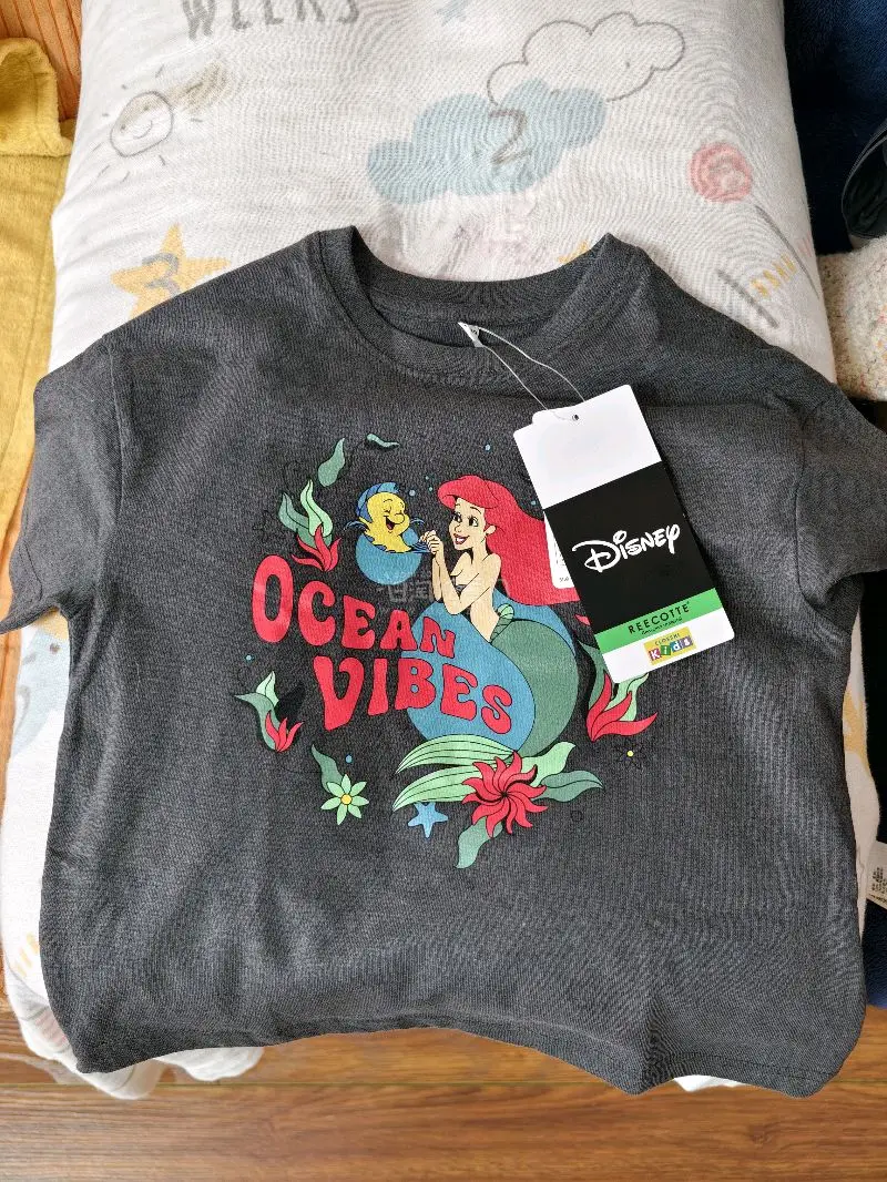 看龙珠手办，无意间看到这件breeze和龙珠的联名儿童帽衫，非常喜欢，赶紧给孩子买了一件，结果大意了没看见满一定金额才能免岛内运费?，国际快递用了EMS，非常快，满意。