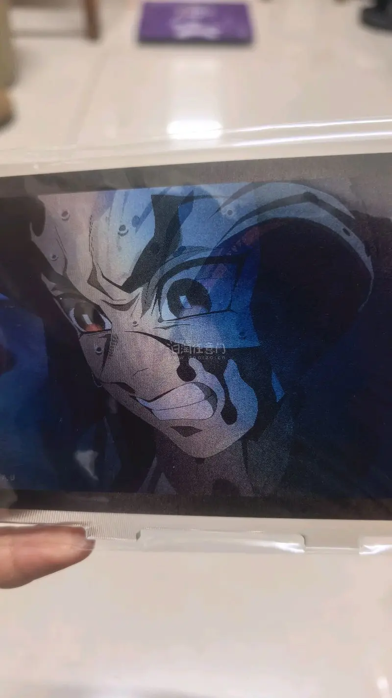 钢铁冢萤光栅立牌实物绝美，双画面设计很有巧思，工艺精细，视觉效果超赞。包装防护到位，用了硬纸板和泡沫袋，运输安全无损坏，整体体验非常满意，是很值得入手的一款周边，会继续回购~