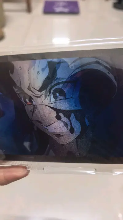 钢铁冢萤光栅立牌实物绝美，双画面设计很有巧思，工艺精细，视觉效果超赞。包装防护到位，用了硬纸板和泡沫袋，运输安全无损坏，整体体验非常满意，是很值得入手的一款周边，会继续回购~