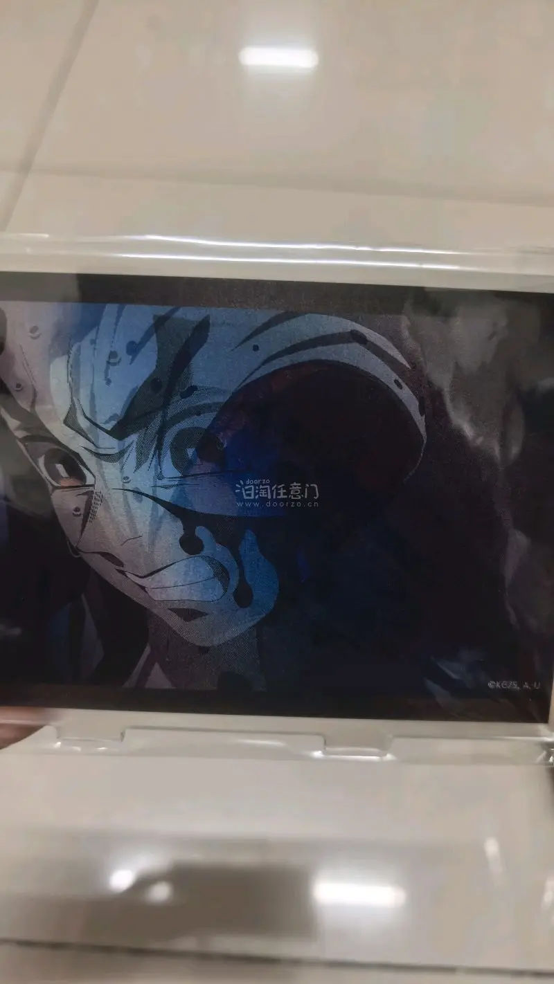 钢铁冢萤光栅立牌实物绝美，双画面设计很有巧思，工艺精细，视觉效果超赞。包装防护到位，用了硬纸板和泡沫袋，运输安全无损坏，整体体验非常满意，是很值得入手的一款周边，会继续回购~