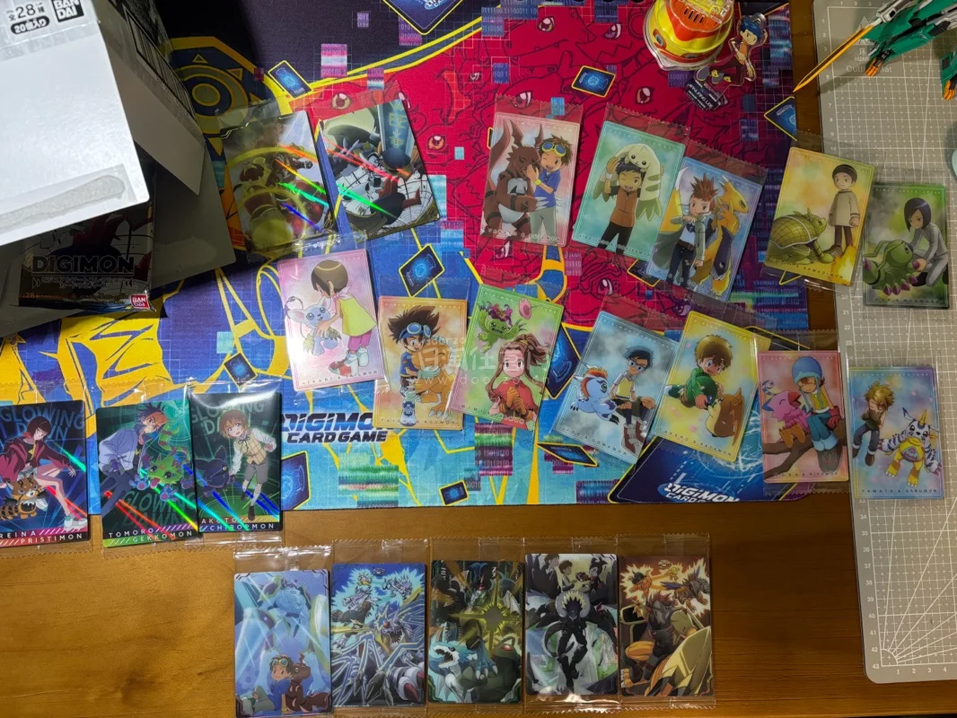 此次海淘的是数码宝贝万代食玩卡 一共有5种等地 全28张[捂脸R]最终两盒也未拆齐 但是包含了一代二代三代和最新作dbb的角色，开起来还是很有满足感的（三代控超满足！！dbb也吃的很爽） 而且这次背面的设计是类纯色加放大 也很貌美！！可以来两套分别展示正反了哈哈 选...