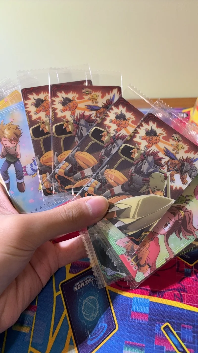 此次海淘的是数码宝贝万代食玩卡 一共有5种等地 全28张[捂脸R]最终两盒也未拆齐 但是包含了一代二代三代和最新作dbb的角色，开起来还是很有满足感的（三代控超满足！！dbb也吃的很爽） 而且这次背面的设计是类纯色加放大 也很貌美！！可以来两套分别展示正反了哈哈 选...