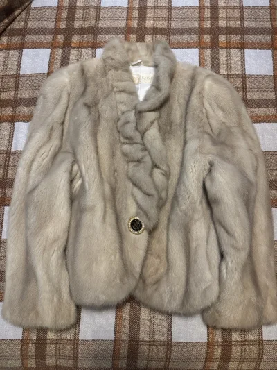 这件貂貂属于是激情下单了 还了个价 卖家同意了 一开始收到挖煤姬的返图心凉了一半 和卖家的图不是一个貂 两模两样 幸好到手里还是可以的 没什么异味 内衬很干净 送去干洗保养好冬天就能穿新貂啦 最近的汇率太好了 还有好多等到入库的新衣服 又是爱上挖煤姬的一天！