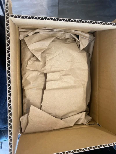 打开箱子的一瞬间，然后揭开塑料纸里面打包的用心程度实在惊艳到我了！并且每个单独打开里面还有各种保护，甚至都有硬纸板保护卡片，然后卡片还有其他塑封保护！我还要买买买买！这打包真的可以完全放心！




