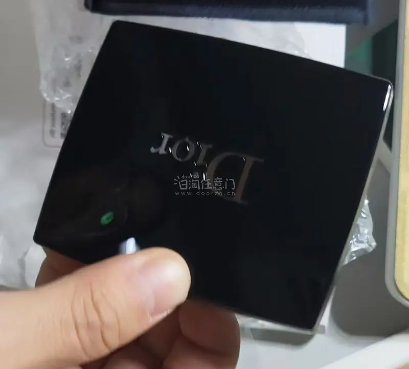 心血来潮切了便宜化妆品，拿到手惊呆了，包装的非常完好，而且每一层都有泡沫纸，真的太完善了，打算再买一点