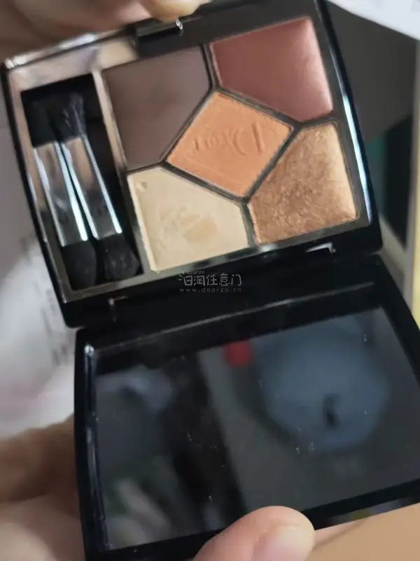 心血来潮切了便宜化妆品，拿到手惊呆了，包装的非常完好，而且每一层都有泡沫纸，真的太完善了，打算再买一点