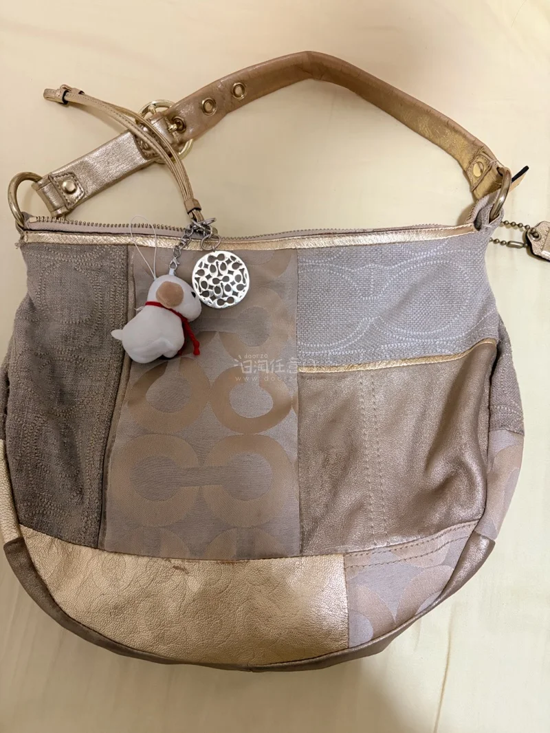 第一次使用挖煤姬过了很久才来分享，第一次买的是包包，看到好价就下手了，虽然成色一般般但是很好看，已经使用过一段时间啦非常百搭！