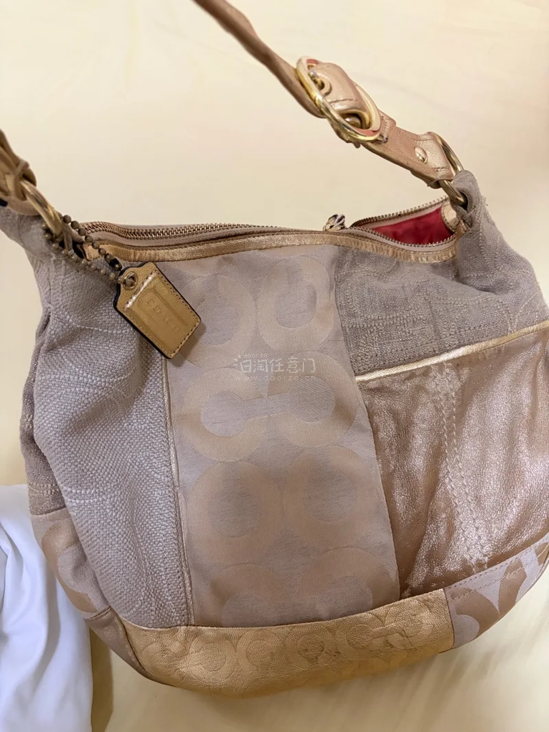 第一次使用挖煤姬过了很久才来分享，第一次买的是包包，看到好价就下手了，虽然成色一般般但是很好看，已经使用过一段时间啦非常百搭！