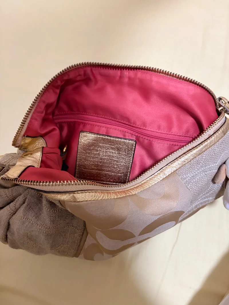 第一次使用挖煤姬过了很久才来分享，第一次买的是包包，看到好价就下手了，虽然成色一般般但是很好看，已经使用过一段时间啦非常百搭！