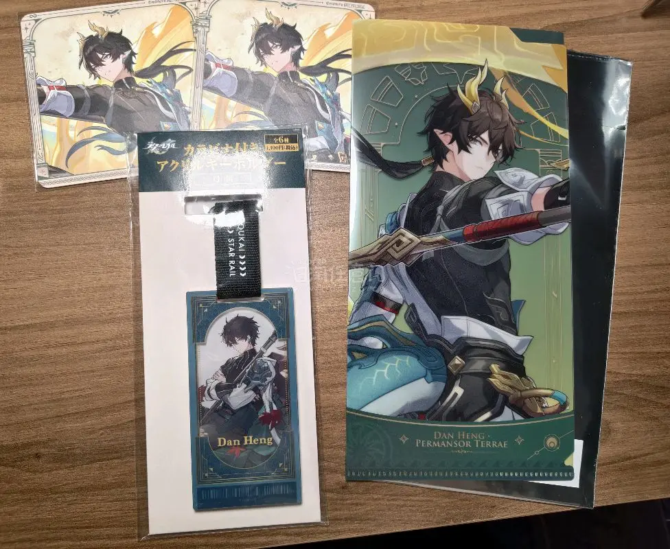 终于也是到了……东西比我预期的状态都好不少，也是安心下车了，票夹和杯垫都完全无伤。
分享一些实在的：
1.选去除原包装也会保留基本的泡沫袋和纸夹板的，不用太担心。
2.会用葫芦大泡泡填充，摇一摇完全没有晃动的声音。
3.纸盒很硬，到手状态也是完好无损级别的。
总之是...