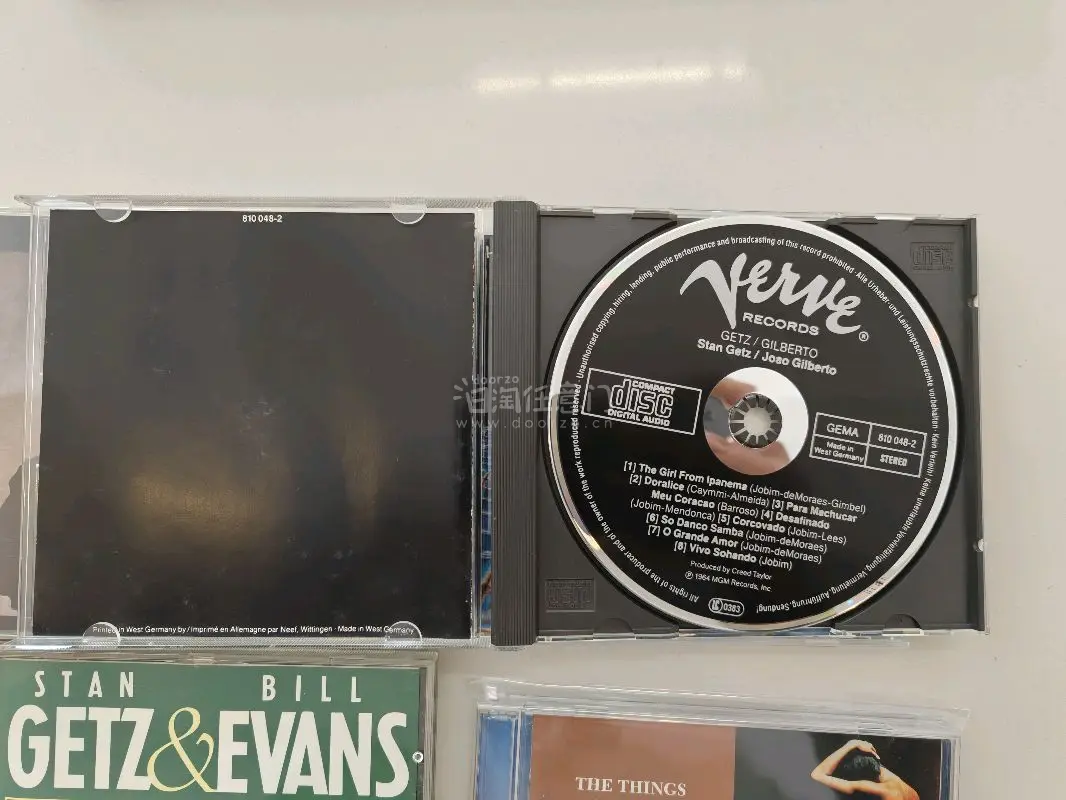 老样子走海运，碰上清明假期，比平时稍晚几天，这单CD和黑胶都有，黑胶品相本来都不错，可惜Karen souza这两张因为运输冲顶和冲角了，本来是算捡漏价，现在皮损只能说价格合适了，其他两张黑胶和CD都没什么问题。