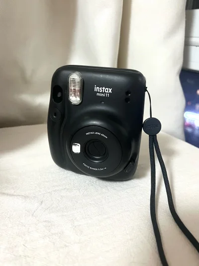在挖煤姬入手了富士instax mini 11黑色款拍立得，经典黑色机身简约耐看，雾面质感很显高级，机身小巧便携，日常出门、踏春携带都很方便。
操作简单，自动曝光无需手动调节，新手也能轻松上手，随手就能拍出清晰好看的照片，很适合用来记录春日出行的美好瞬间。
挖煤姬平...