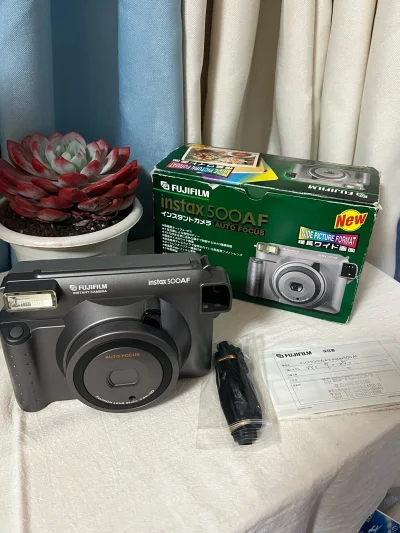 终于入手心心念念的富士instax wide 500AF，这台宽幅拍立得的经典机型真的完全超出预期！拿到手质感拉满，复古银灰机身自带年代感，拿在手里分量感十足，每一处细节都能感受到富士当年的用心。

作为wide系列的旗舰款，它最大的亮点就是自动对焦功能，和普通宽幅...