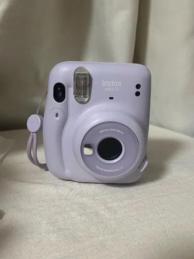 在挖煤姬淘到富士instax mini 11紫色款拍立得，芋泥紫颜值拉满，小巧便携，揣兜就走。
自动曝光+自动闪光，新手零门槛，拿起就拍，踏春、野餐定格春日瞬间超合适。
挖煤姬日淘超省心，物流全程可追踪，到手全新完好，性价比拉满！日淘拍立得就选挖煤姬～