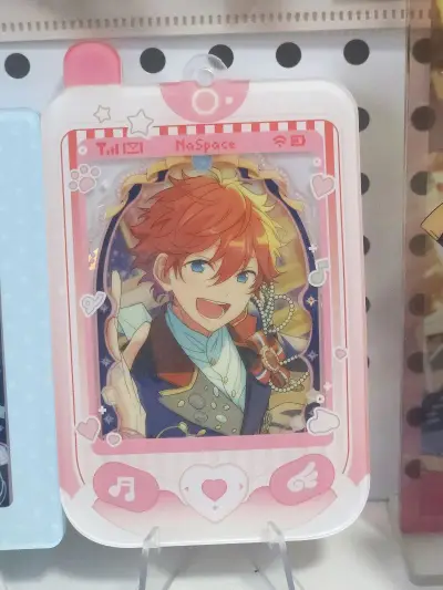 完全是奔着珠宝亚克力的美貌才切了其中一个set，set里还有我需要收集的个衣2拍立得那更是一举两得了，另外又切了感谢祭吧唧，真的很漂亮