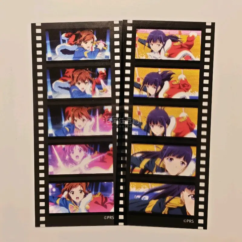 胶片书签在灯光下透出光泽，摸起来是磨砂质感，夹在书里连翻页都成了小浪漫。写真集的纸张厚实挺括，mmy舞台上的笑容都清清晰晰，油墨香混着纸香，仿佛把那段闪亮的舞台瞬间搬回了家，完全物超所值?