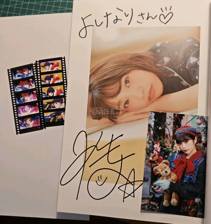 胶片书签在灯光下透出光泽，摸起来是磨砂质感，夹在书里连翻页都成了小浪漫。写真集的纸张厚实挺括，mmy舞台上的笑容都清清晰晰，油墨香混着纸香，仿佛把那段闪亮的舞台瞬间搬回了家，完全物超所值?