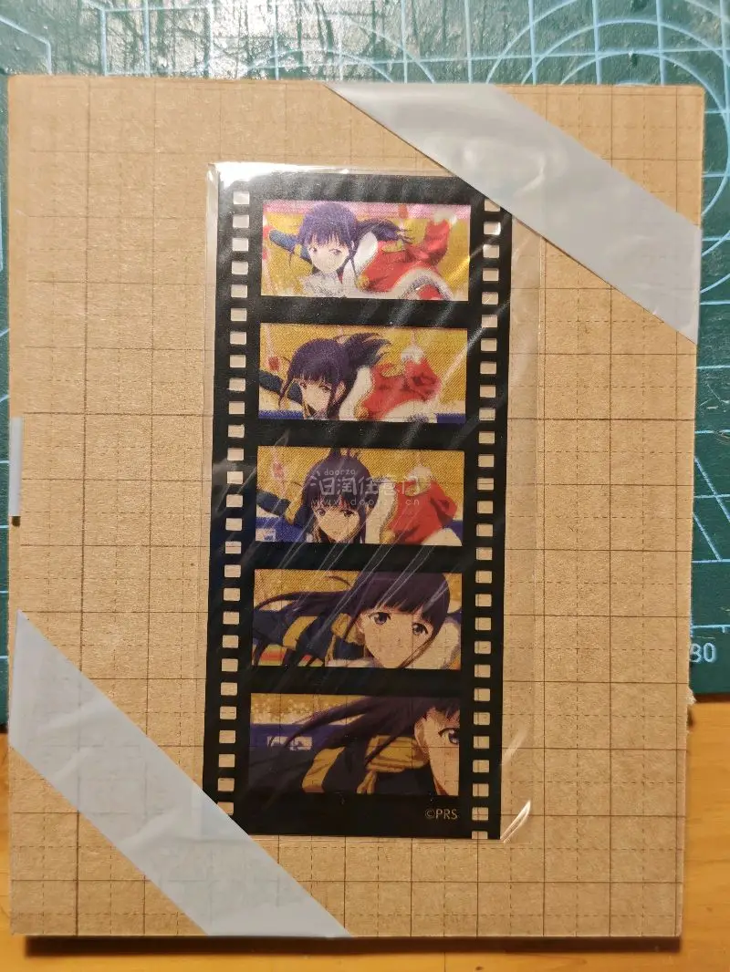 胶片书签在灯光下透出光泽，摸起来是磨砂质感，夹在书里连翻页都成了小浪漫。写真集的纸张厚实挺括，mmy舞台上的笑容都清清晰晰，油墨香混着纸香，仿佛把那段闪亮的舞台瞬间搬回了家，完全物超所值?