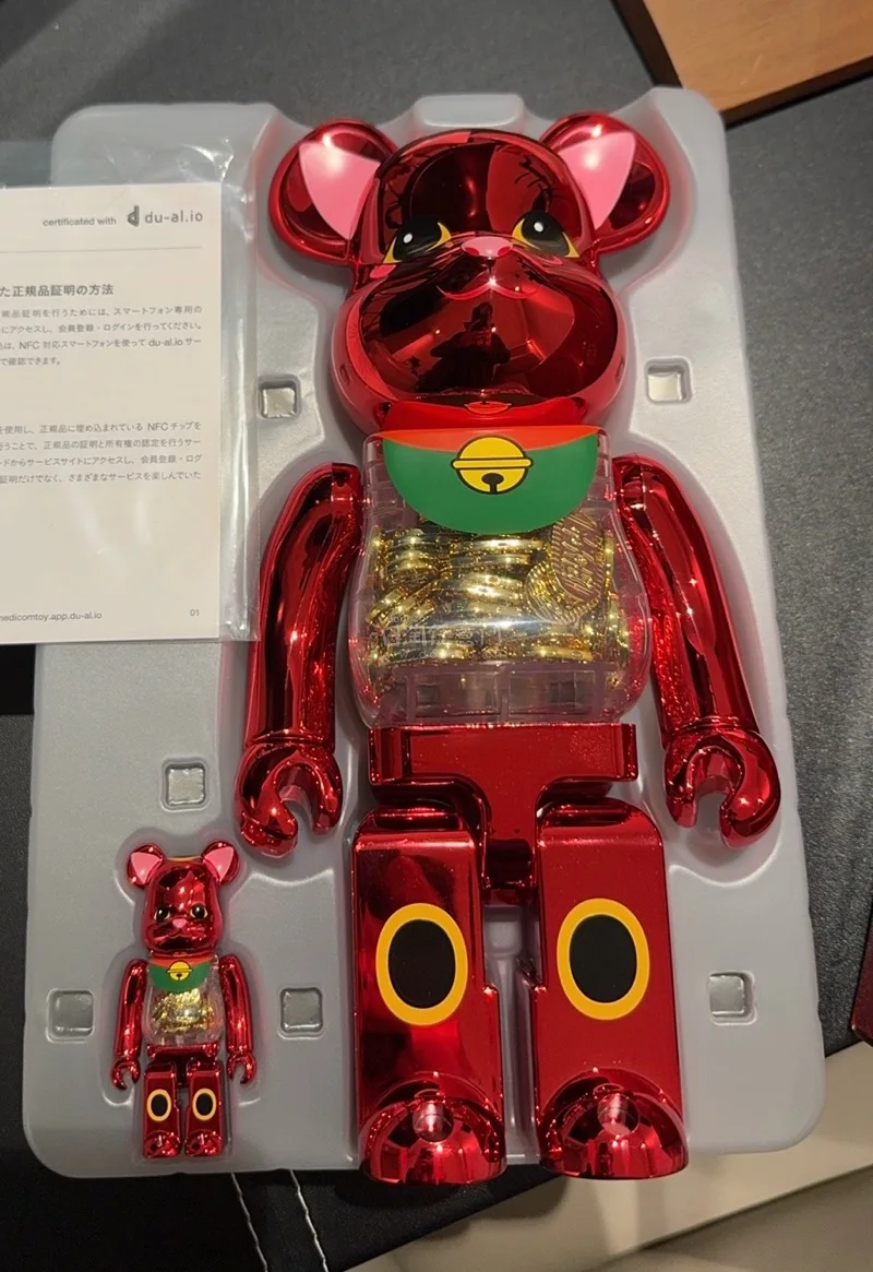 买到了心心念念的好东西，金币在小熊的中部闪闪发光，红色的电镀非常的高级，一看就是好东西，本次购物体验非常棒，最终也是很快拿到了好东西，综合来说就是好东西，以后建议大家可以一起来买好东西，总之是一次非常好的购物体验