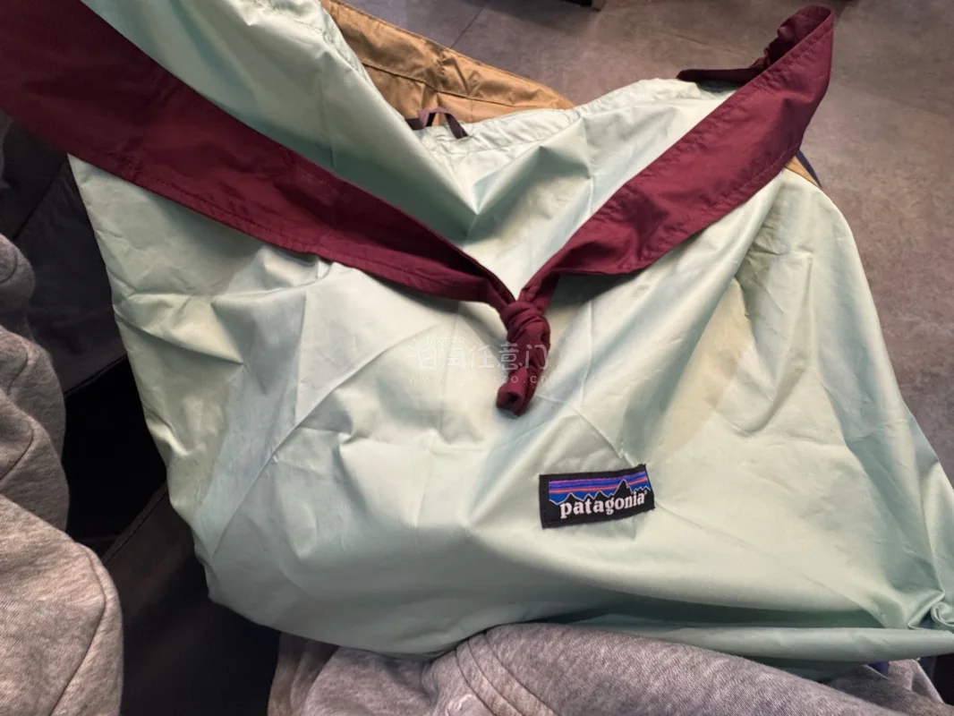 这个彩色的包真的很漂亮 也是和主页描述的一模一样 包包到了包装也很好 包装也没有破损 已经在这里买了很多次了 每次到手都觉得包装很好 nicenice