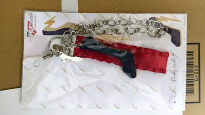 这款亚克力挂件真的太绝了颜值超高，做工精致，图案清晰透亮，拿在手里超有质感，实物比图片还要美丽。可惜是绝版款，能收到真的太幸运了，完全舍不得用，直接收藏起来慢慢欣赏，喜欢的姐妹真的可以闭眼入