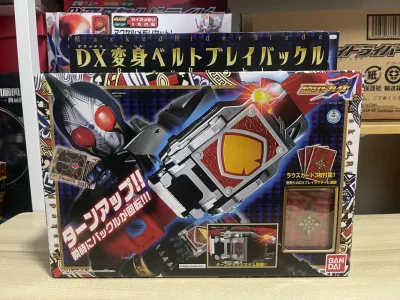 在挖煤姬的雅虎日拍上蹲到一套老物件，假面骑士梅花dx腰带与假面骑士剑骑dx腰带，没想到现在还能淘到带盒这么新的好东西了，挖煤姬的物流也很快打包也很好！