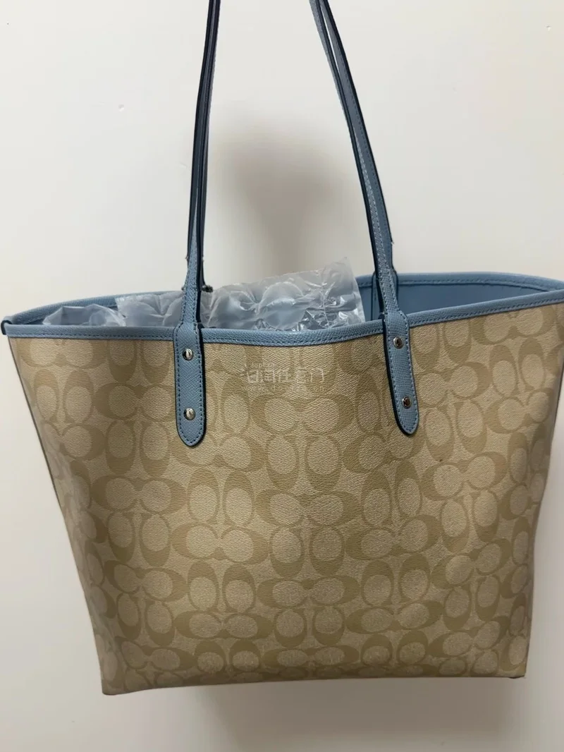 coach卡其色拼浅蓝色的托特city33！成色还可以 就是肩带有瑕疵 特别吸睛的颜色 少见好喜欢～ 容量大能装很多东西 通勤百搭！