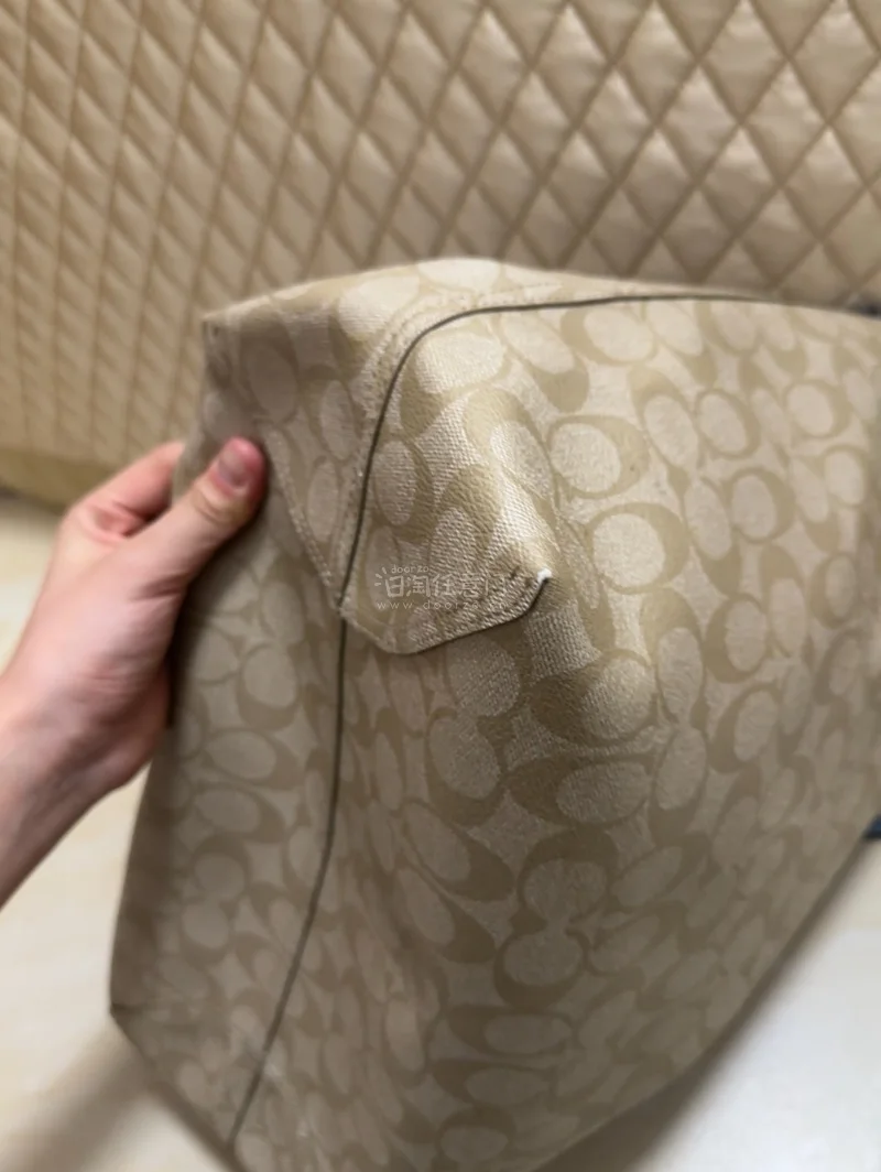 coach卡其色拼浅蓝色的托特city33！成色还可以 就是肩带有瑕疵 特别吸睛的颜色 少见好喜欢～ 容量大能装很多东西 通勤百搭！