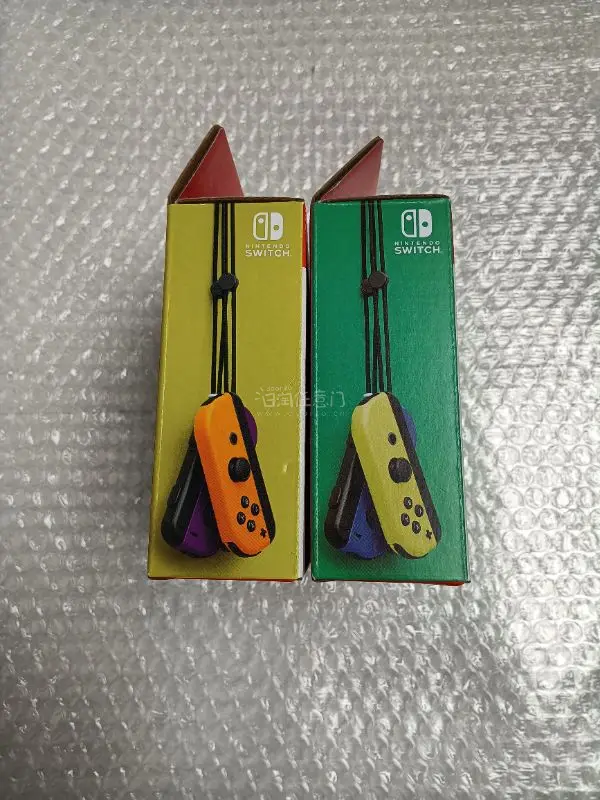 这次买的都是全新未拆封的手柄，有普通的，有限定的，收到后一看，一如既往的好，外盒八角尖尖，盖子没有拆动的痕迹。打开盒子检查，里面的物品也是没有任何使用痕迹，我大喜欢了，收藏了。