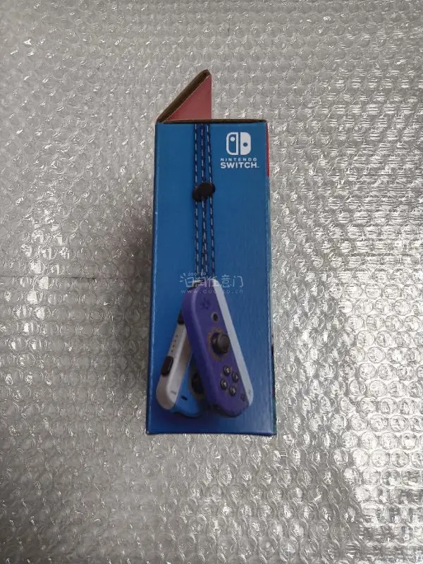 这次买的都是全新未拆封的手柄，有普通的，有限定的，收到后一看，一如既往的好，外盒八角尖尖，盖子没有拆动的痕迹。打开盒子检查，里面的物品也是没有任何使用痕迹，我大喜欢了，收藏了。