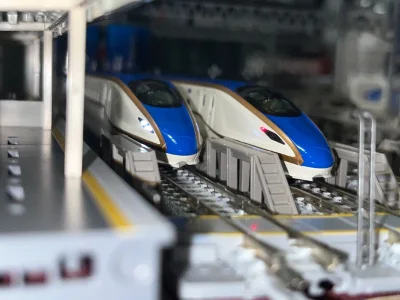 这次收到了北陆新干线的e7系，而且是最新款的货号，价格也非常美丽，快递一如既往的快没几天就送来了。模型的漆面很亮，看着很高级。非常满意