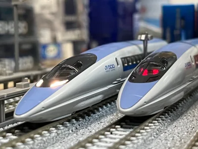 买到了jr东海的500系火车模型，今年即将退役，属于新干线历史上颜值最高梯队，模型非常细致做工，一共有整个编组的长度。包装和物流都很满意