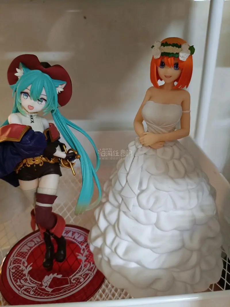 标题没有写完还有一个超级大的四叶手办，这个还是超级好价，跟普通景品放在一起还大了一圈。
葱这套魔法未来也很萌是我很喜欢的那一套，美琴这个同人画师我也很喜欢的一位……