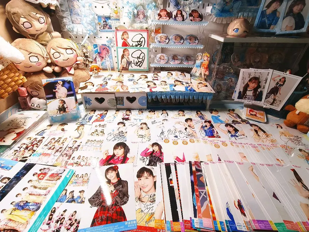 这次购入的生写真的太惊喜了！包装很好收到的时候完全没有折痕、污渍，品相超棒。发货速度也很快，物流全程可查，很快就收到了心心念念的宝贝，真的太满足了！已经推荐给同担姐妹，以后还会回购，满分好评！