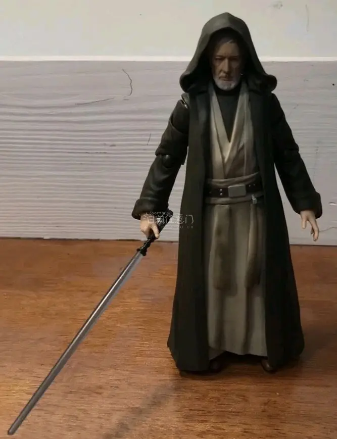 新希望老年欧比旺，这款盒子还是shf星战大致相同，盒子分为两层内包，第一层是一个主体，一颗替换闭眼头雕，5只替换手，一把未开启光剑柄，一把打开的蓝色光剑，一顶替换兜帽。
第二层是一个软胶件，可以还原欧比旺和达斯维达的决战中牺牲化身原力后剩下的衣服和光剑。
因为软塑料...