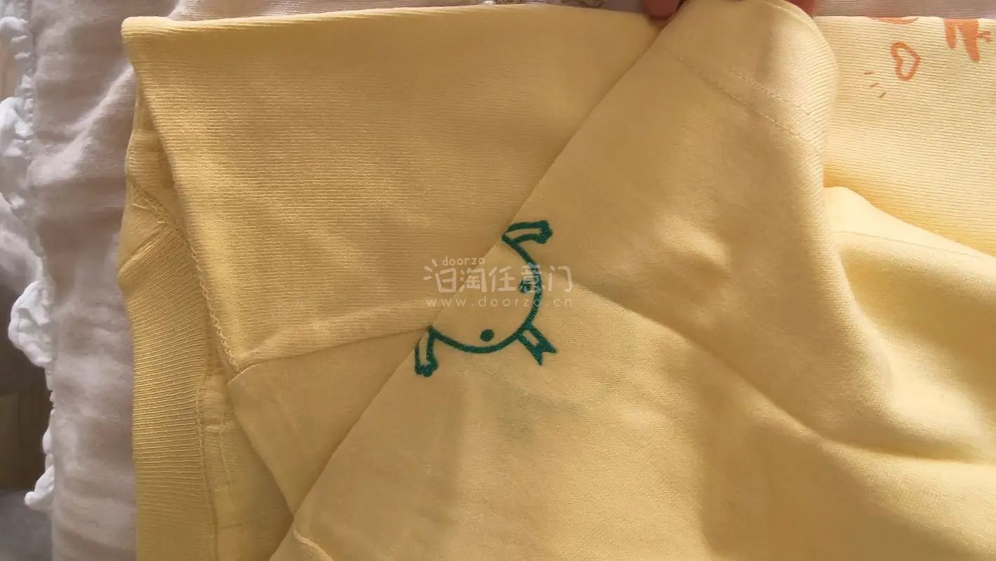 这件黄色痛T也太可爱了吧！颜色超级显白，图案清晰又精致，面料柔软舒服，版型也很百搭，穿上整个人都元气满满，性价比超高，喜欢的姐妹可以放心冲！