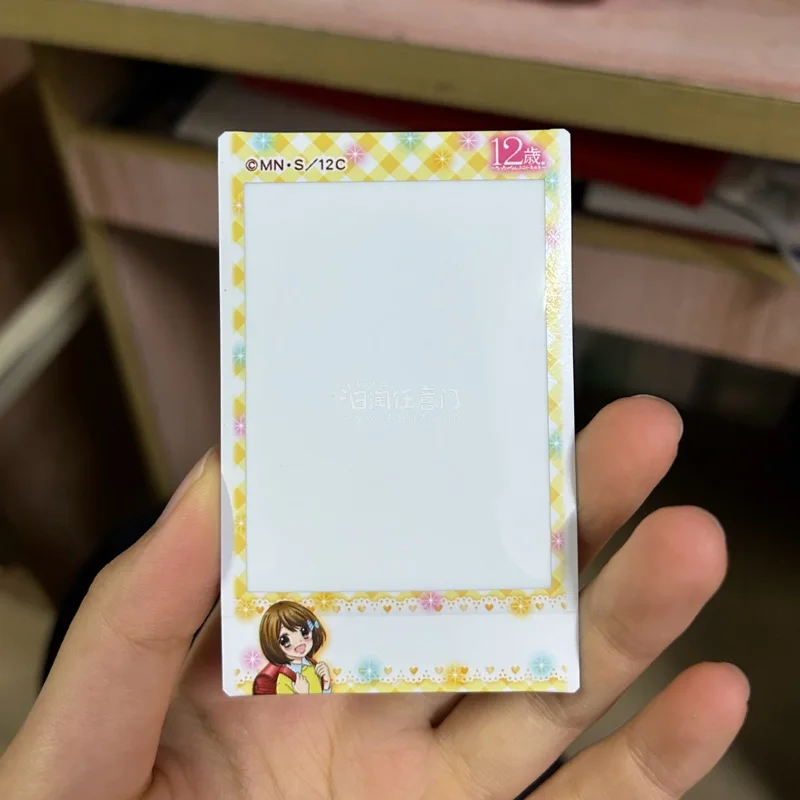 非常好的价格拿下了，功能都是完好的，外壳有一点污渍但不影响，用风油精可以擦掉。套上透明壳更加精致了，相纸仓里面留了一张12岁联名绝版相纸（去搜了一下才知道的，是我没见过的相纸）虽然已经过期了但是这个边框非常的可爱！就当是收藏了，卖家包装也是非常的牢固，一次又一层，外...