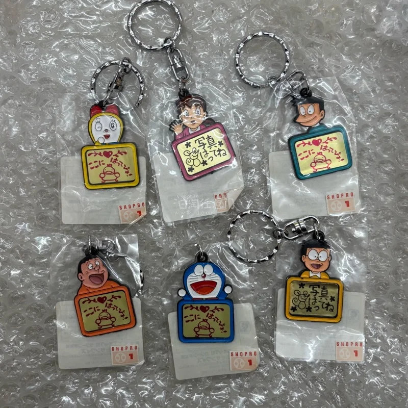 收到的蜡笔小新和哆啦A梦周边太可爱了！实物和图片完全一致，每个小挂件、小玩偶做工都很精致，没有瑕疵。打包特别用心，裹了多层泡沫纸，运输途中一点没损坏。挖煤姬下单流程顺畅，物流也很快，满满一大包幸福感爆棚，非常满意！