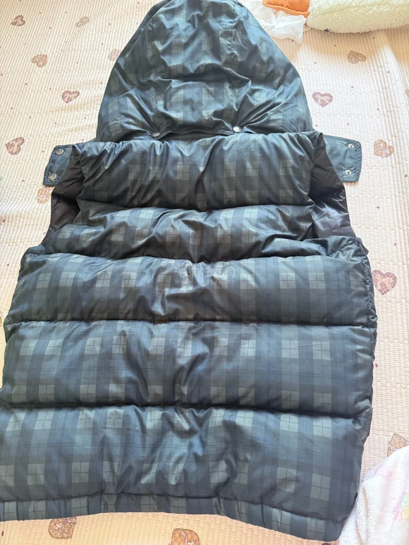 马甲是羽绒的很暖和 很喜欢发过来香香的 没有什么瑕疵品相也很好的 包装的也很用心啊还送了小糖果感谢啊