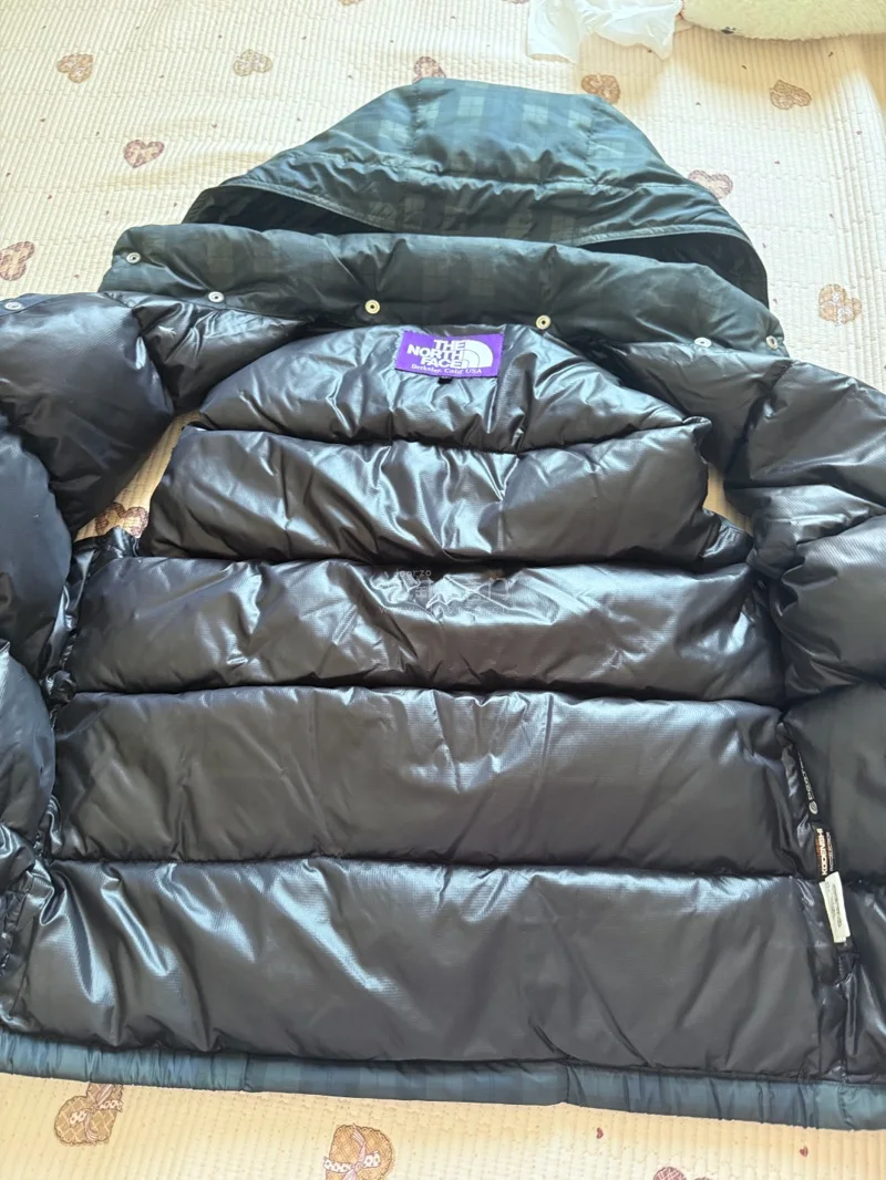 马甲是羽绒的很暖和 很喜欢发过来香香的 没有什么瑕疵品相也很好的 包装的也很用心啊还送了小糖果感谢啊