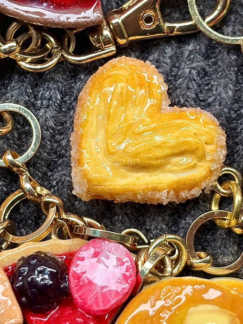 谁懂啊！这个甜品食玩手链也太可爱了吧✨
每一个小挂件都做得超逼真，草莓蛋糕、松饼、蝴蝶酥…
，戴上直接把甜品店戴在手上，氛围感拉满！
甜妹穿搭神器，日常搭配超吸睛，可爱到犯规！
