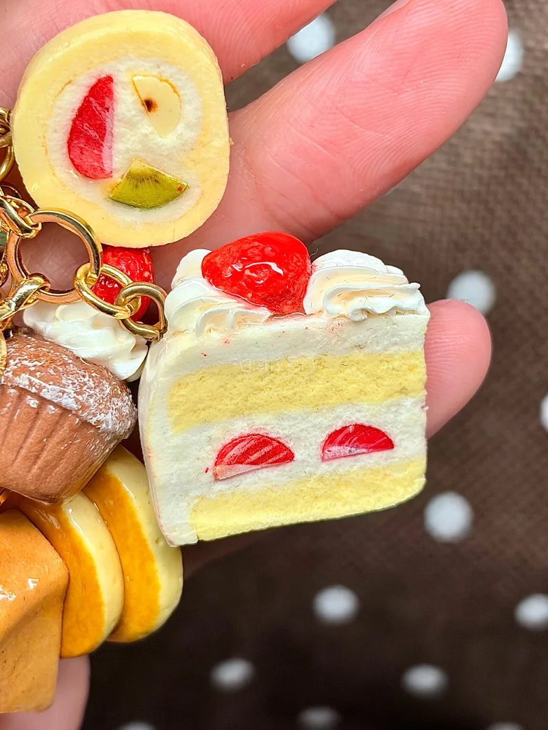 谁懂啊！这个甜品食玩手链也太可爱了吧✨
每一个小挂件都做得超逼真，草莓蛋糕、松饼、蝴蝶酥…
，戴上直接把甜品店戴在手上，氛围感拉满！
甜妹穿搭神器，日常搭配超吸睛，可爱到犯规！