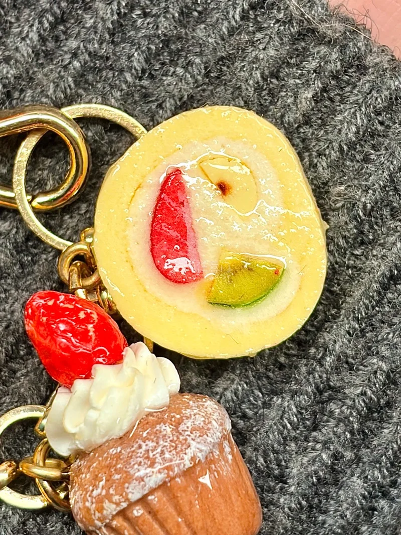 谁懂啊！这个甜品食玩手链也太可爱了吧✨
每一个小挂件都做得超逼真，草莓蛋糕、松饼、蝴蝶酥…
，戴上直接把甜品店戴在手上，氛围感拉满！
甜妹穿搭神器，日常搭配超吸睛，可爱到犯规！