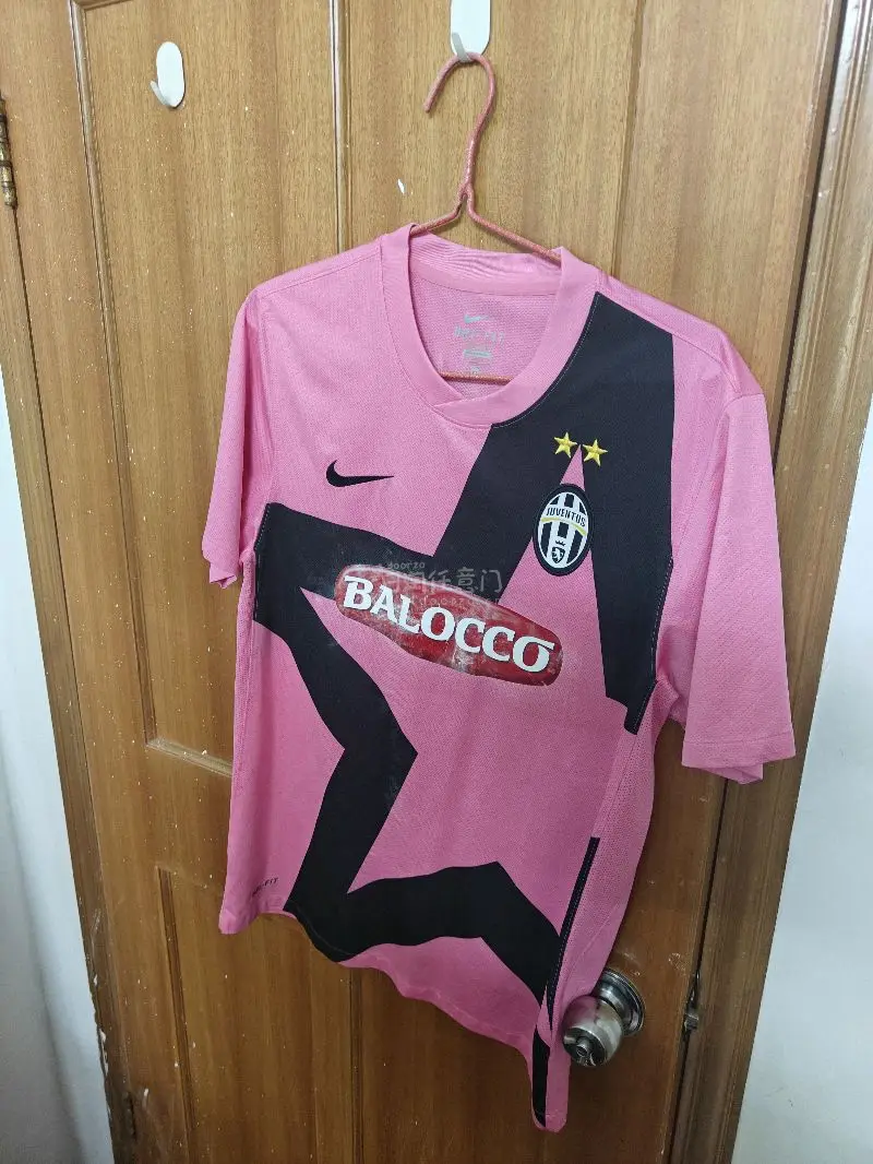 三月的季节温暖湿润，穿上新买的粉红运动T恤入操场上跑了几圈，出了一身汗，人也轻松了许多。任意门平台挑选的，很多商品选择，下单便捷速度快，发货及时，顺利到手。好评！