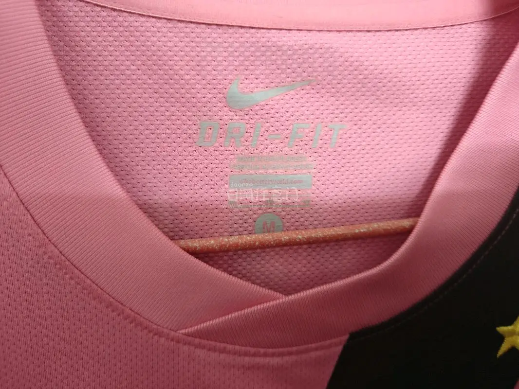 三月的季节温暖湿润，穿上新买的粉红运动T恤入操场上跑了几圈，出了一身汗，人也轻松了许多。任意门平台挑选的，很多商品选择，下单便捷速度快，发货及时，顺利到手。好评！