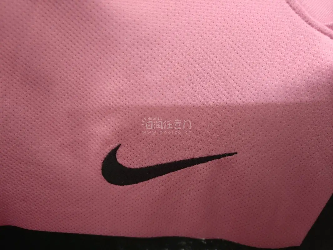 三月的季节温暖湿润，穿上新买的粉红运动T恤入操场上跑了几圈，出了一身汗，人也轻松了许多。任意门平台挑选的，很多商品选择，下单便捷速度快，发货及时，顺利到手。好评！