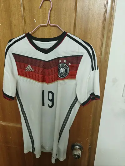 今天穿新买的T恤去健身房，老板都忍不住说好看，说新款衣服蓝色很特别，真是英雄所见略同，在挖煤姬平台购买的，各种花色都有，打包迅速，发货快，满意！
