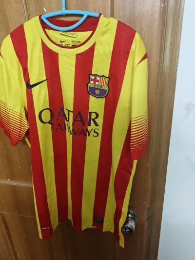 还是决定买了这件红黄色短袖，因为穿了太久的深色和黑白灰，总想做出些改变，改变也是需要勇气的。挖煤姬平台拍下，操作方便，下单快，服务周到，打包结实，满意