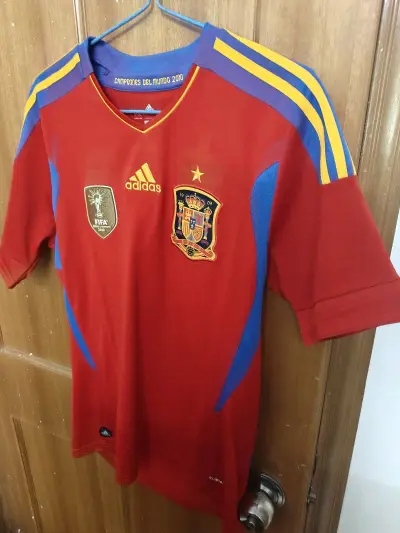 最近特别喜欢红色，红色穿上显得很精神。改变一下风格也不错，改变也是需要勇气的。挖煤姬平台拍下，操作方便，下单快，服务周到，打包结实，满意。